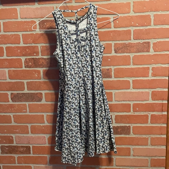 Floral dress with intricate back - Picture 2 of 2